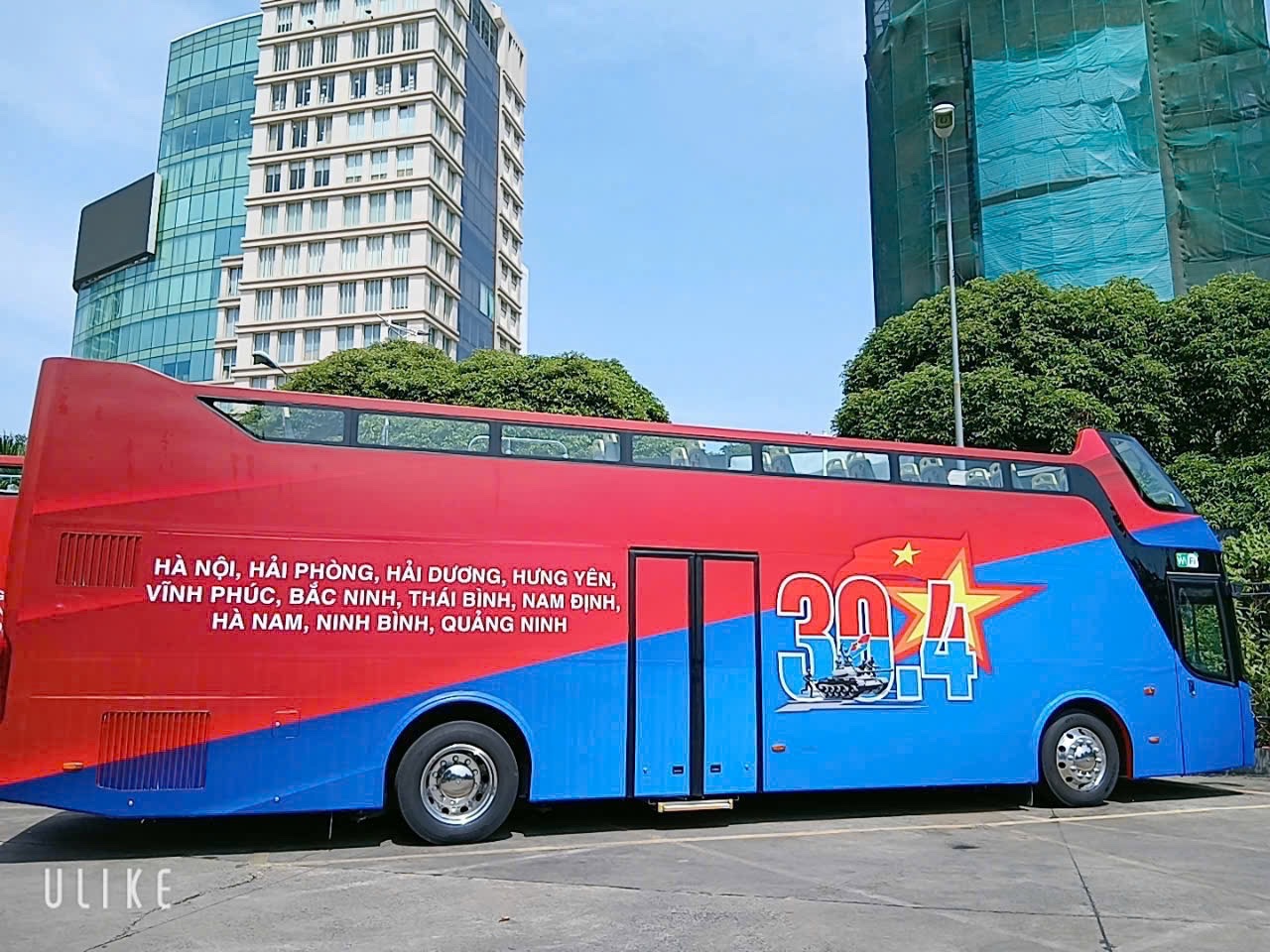 Xe buýt 2 tầng chở Mẹ Việt Nam Anh hùng trong lễ diễu hành - 2