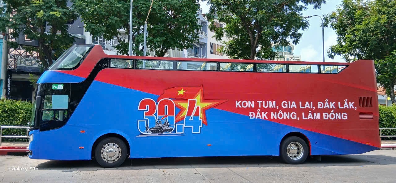 Xe buýt 2 tầng chở Mẹ Việt Nam Anh hùng trong lễ diễu hành - 1