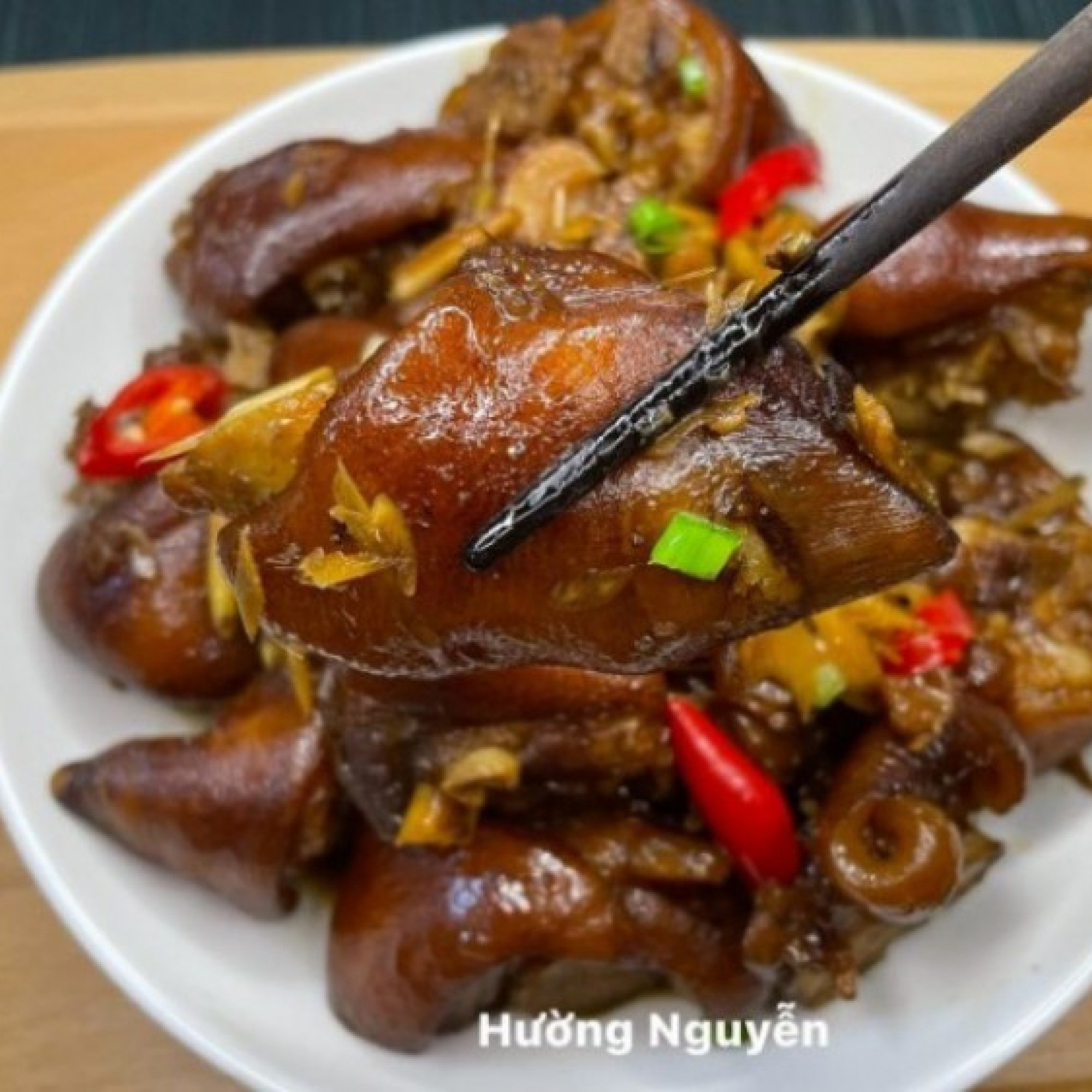 Chân giò heo hầm với thứ này làm mồi nhậu hay ăn cùng cơm đều tuyệt ngon