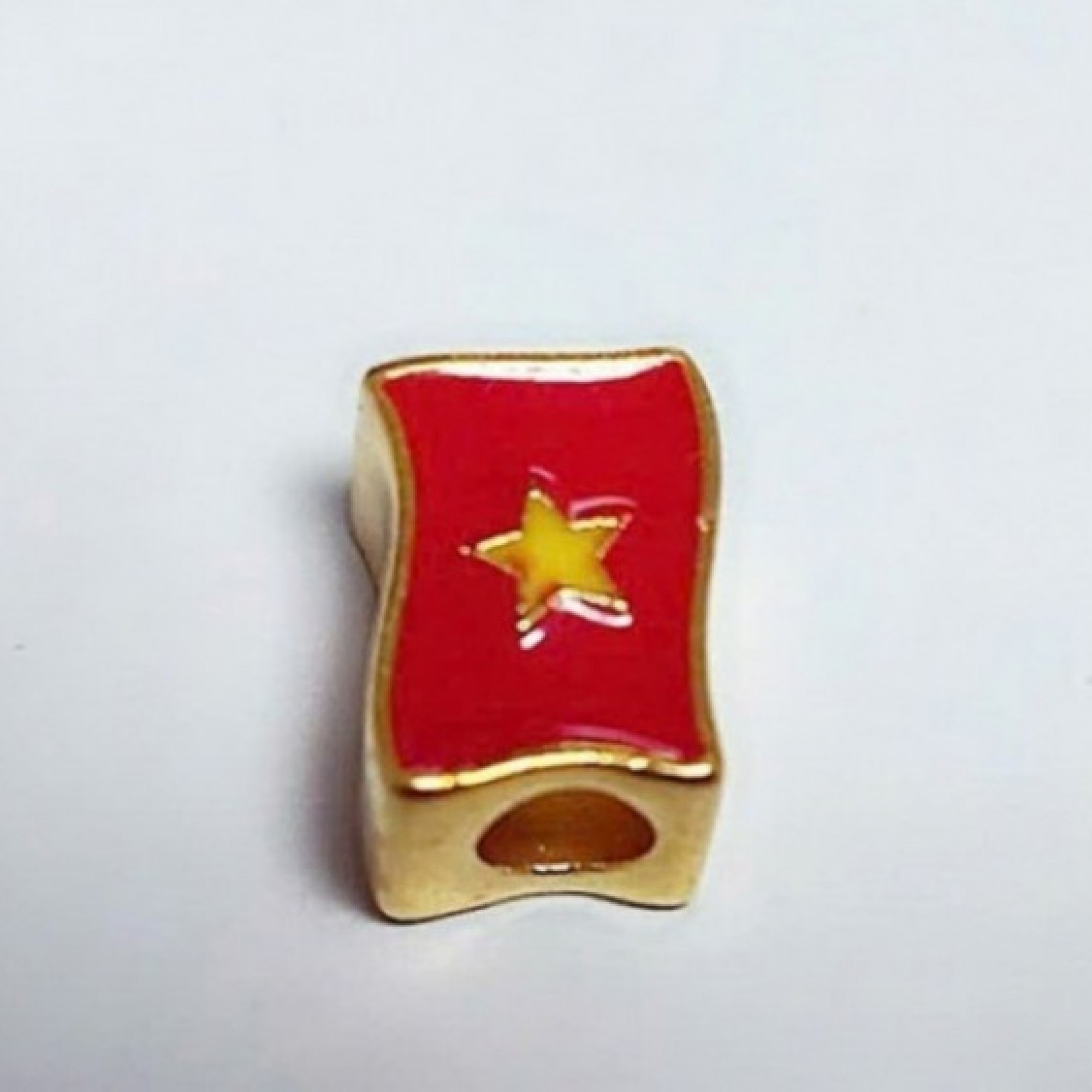  - Charm vàng trang sức phong thuỷ hình lá cờ Việt Nam dịp 30/4 khiến người dân yêu thích đón nhận