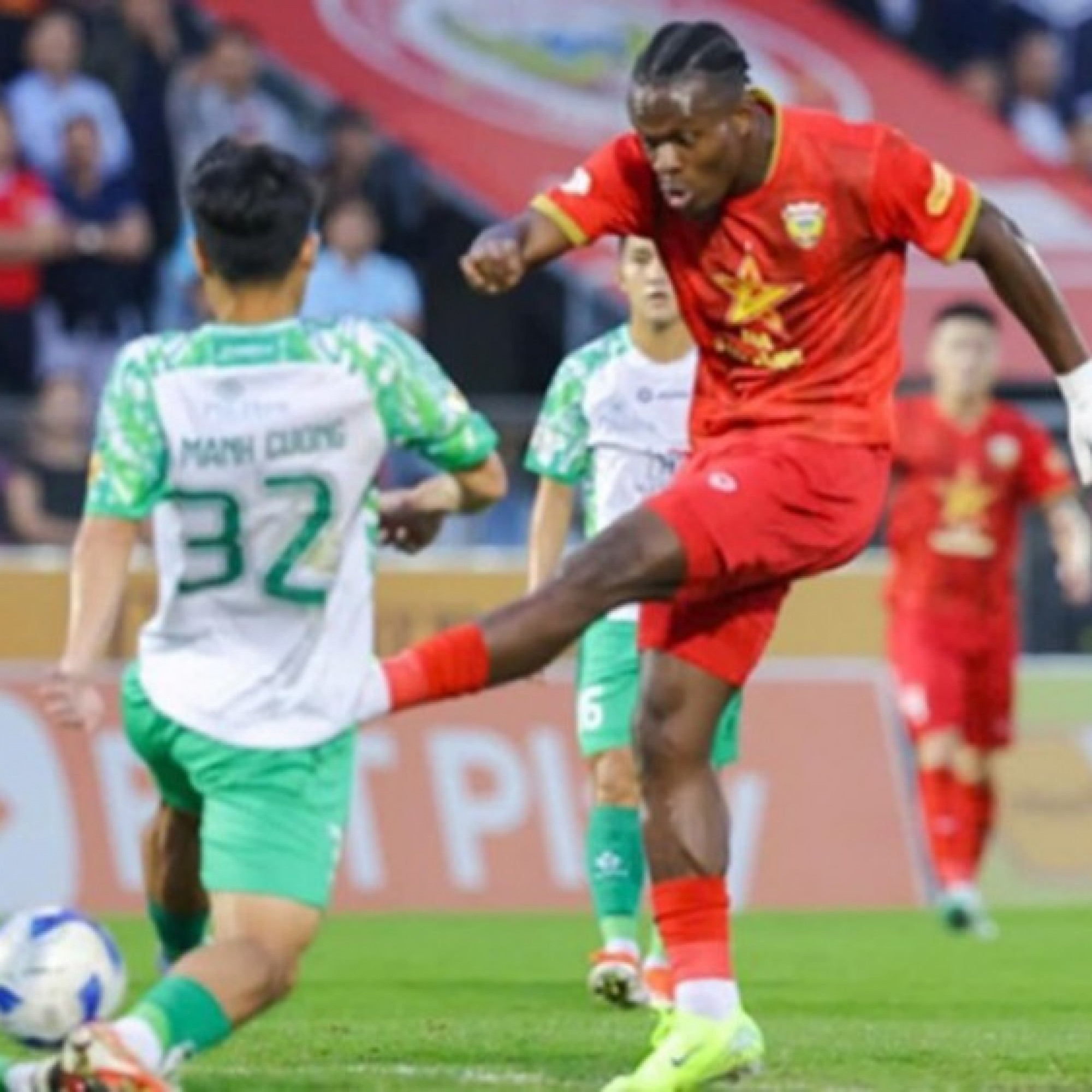  - Trực tiếp bóng đá TP.HCM - Hà Tĩnh: Trọng Hoàng sút xa chệch cột dọc (V-League)