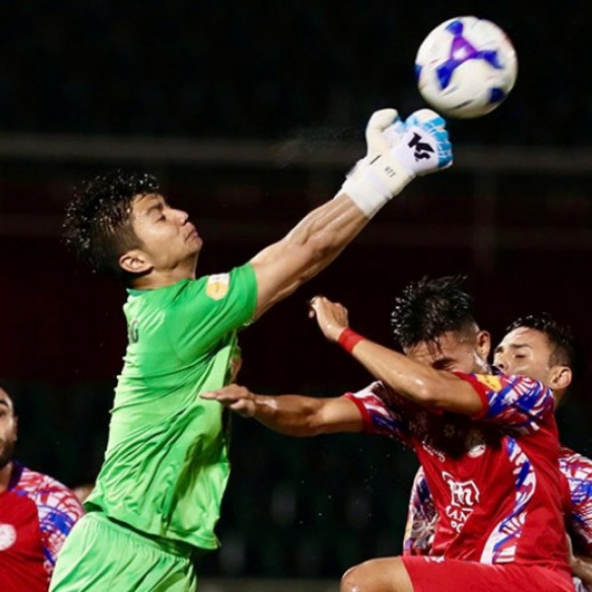  - Trực tiếp bóng đá TP.HCM - Hà Tĩnh: Quốc Cường bỏ lỡ cơ hội (V-League)