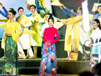 Giải trí - Hoa hậu Nguyễn Thanh Hà xúc động tham gia Vang mãi khúc khải hoàn