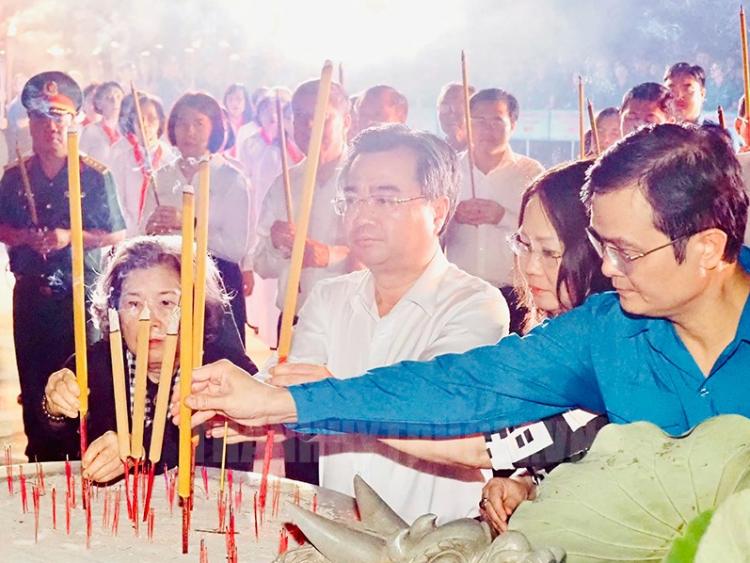 Lễ thắp nến tri ân các anh hùng liệt sĩ nhân kỷ niệm 50 năm Ngày Giải phóng miền Nam