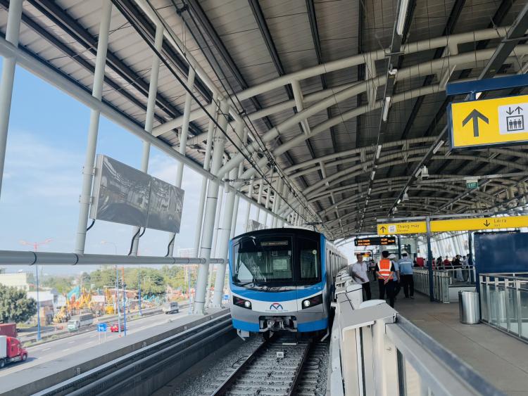Metro số 1 tăng chuyến, chạy sớm từ 4h30 phục vụ người dân xem duyệt binh 30/4