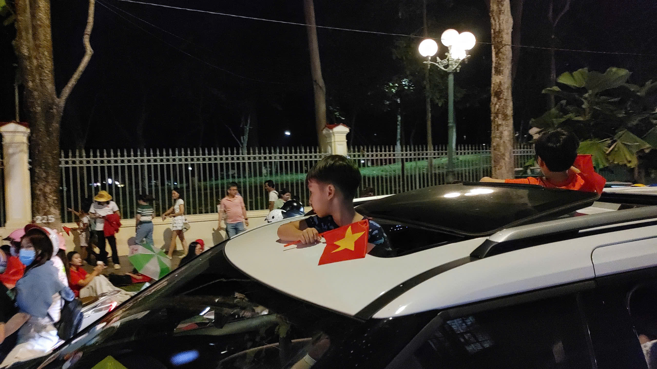 trai bat ‘giu cho dep’ tu chieu 29/4, cho phut giay dieu binh lich su - 13