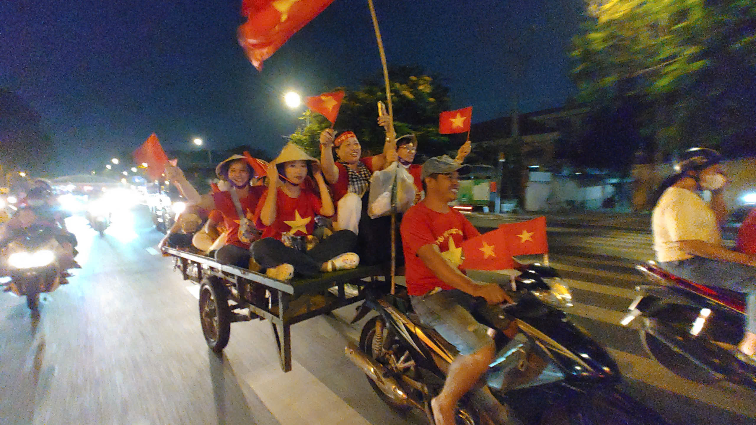 trai bat ‘giu cho dep’ tu chieu 29/4, cho phut giay dieu binh lich su - 17