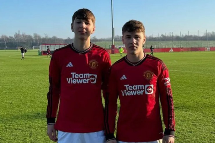 Dàn sao trẻ sáng giá nhất MU: 3 anh em nhà Ibragimov mơ ra mắt cùng con trai Rooney - 2