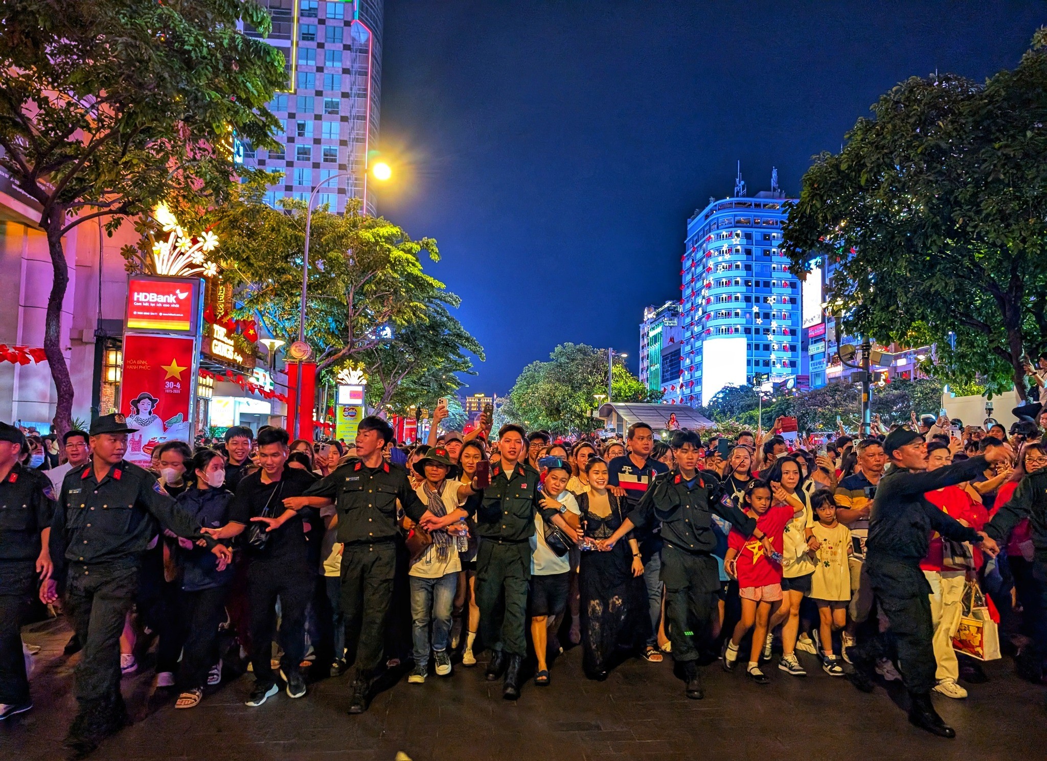 Đội kỵ binh bất ngờ xuất hiện tại phố đi bộ Nguyễn Huệ khiến du khách trầm trồ - 4