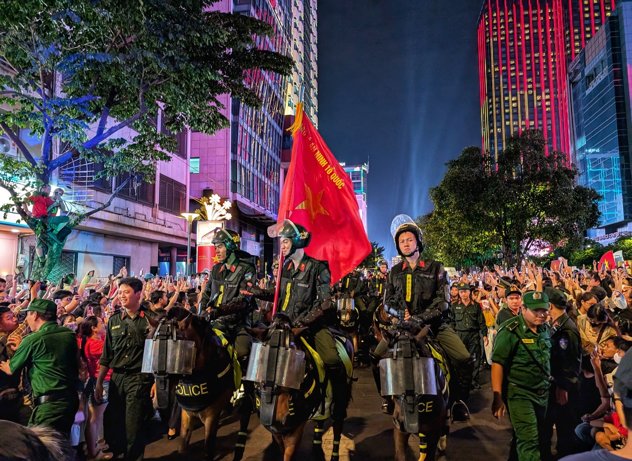 Đội kỵ binh bất ngờ xuất hiện tại phố đi bộ Nguyễn Huệ khiến du khách trầm trồ - 8