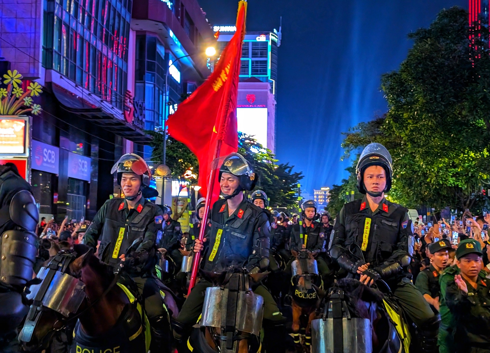 Đội kỵ binh bất ngờ xuất hiện tại phố đi bộ Nguyễn Huệ khiến du khách trầm trồ - 2