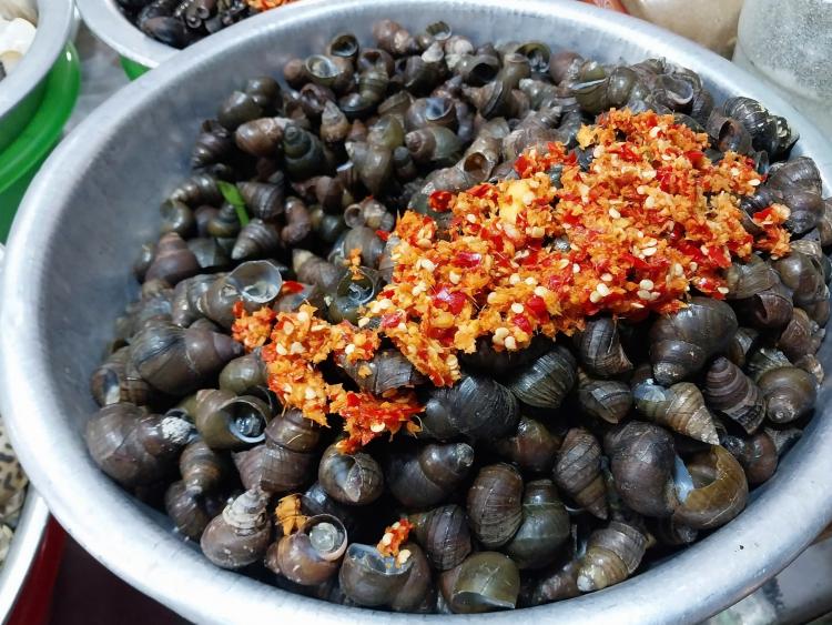 Gần 70 gian hàng ẩm thực các tỉnh, thành hội tụ bên bờ sông Hương