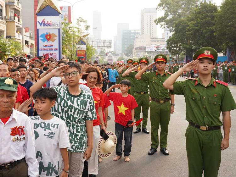 Xúc động cảnh người dân đứng nghiêm chào đoàn diễn binh theo 'chất' lính