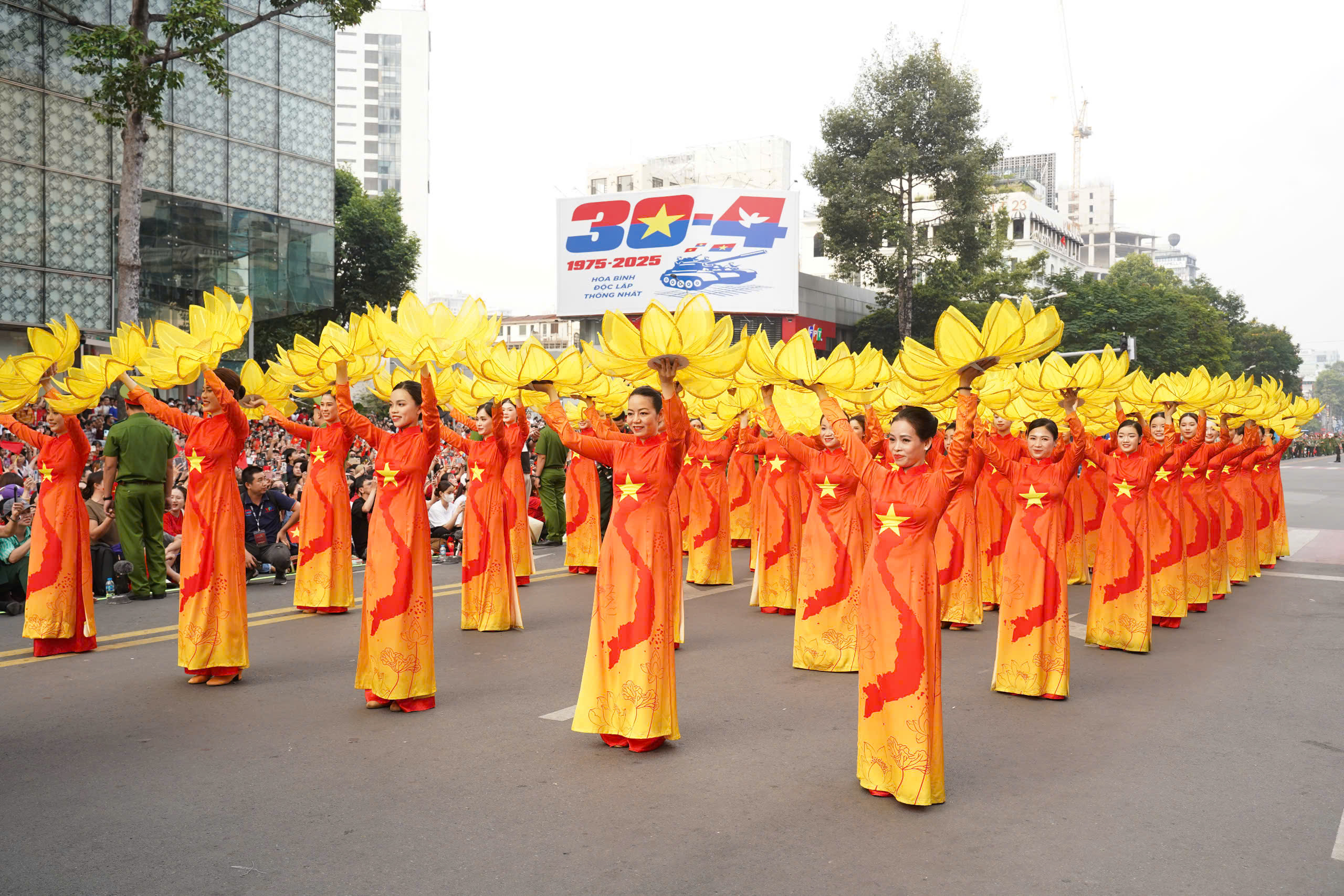 Xúc động cảnh người dân đứng nghiêm chào đoàn diễn binh theo 'chất' lính - 6