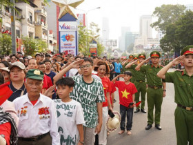  - Xúc động cảnh người dân đứng nghiêm chào đoàn diễn binh theo 'chất' lính