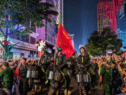 Lễ hội - Đội kỵ binh bất ngờ xuất hiện tại phố đi bộ Nguyễn Huệ khiến du khách trầm trồ