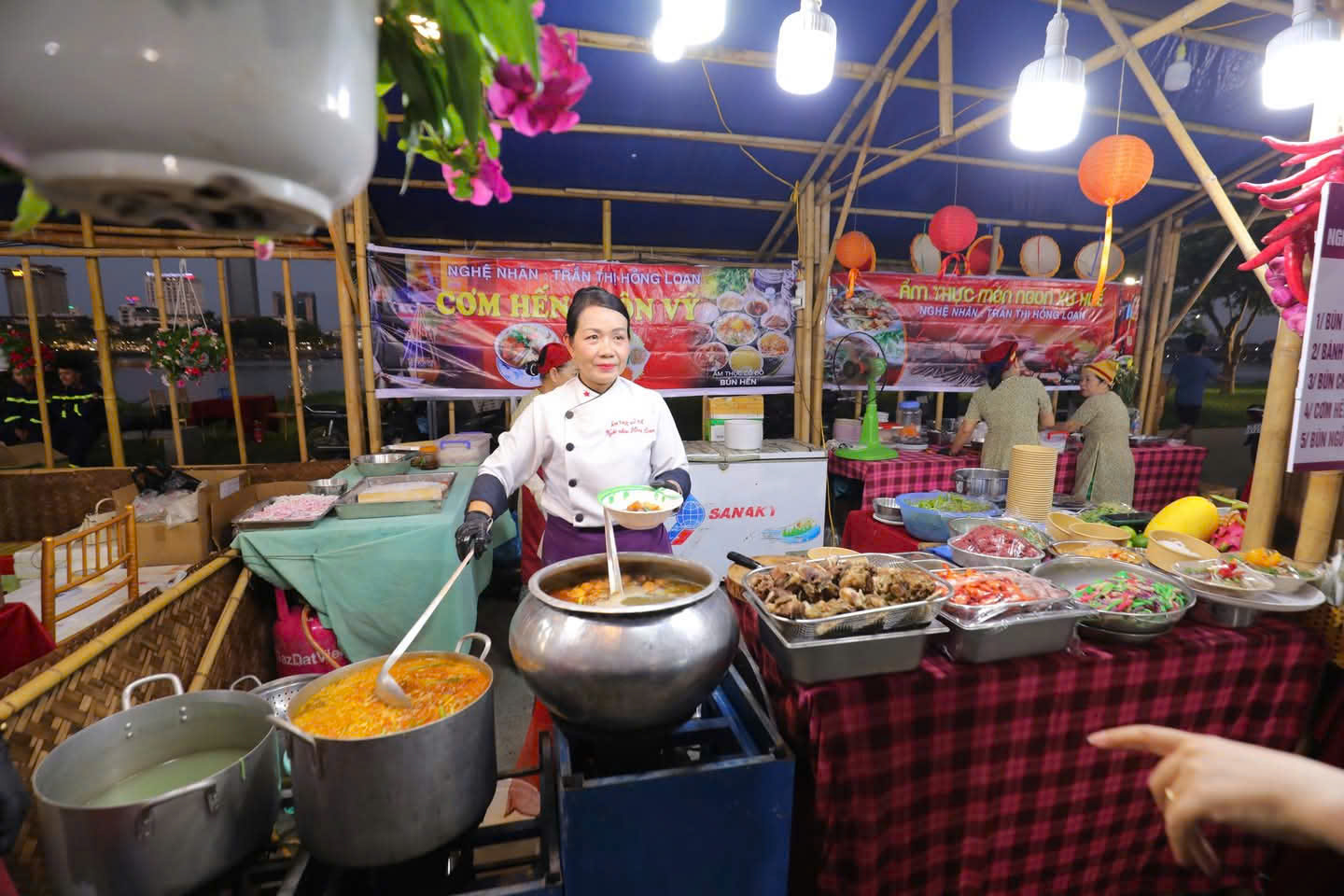Gần 70 gian hàng ẩm thực các tỉnh, thành hội tụ bên bờ sông Hương - 4