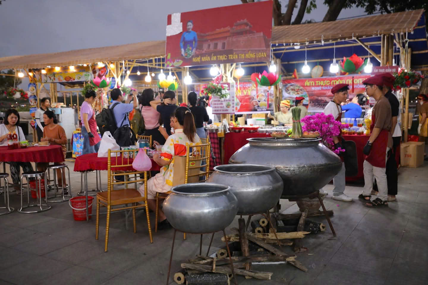 Gần 70 gian hàng ẩm thực các tỉnh, thành hội tụ bên bờ sông Hương - 1