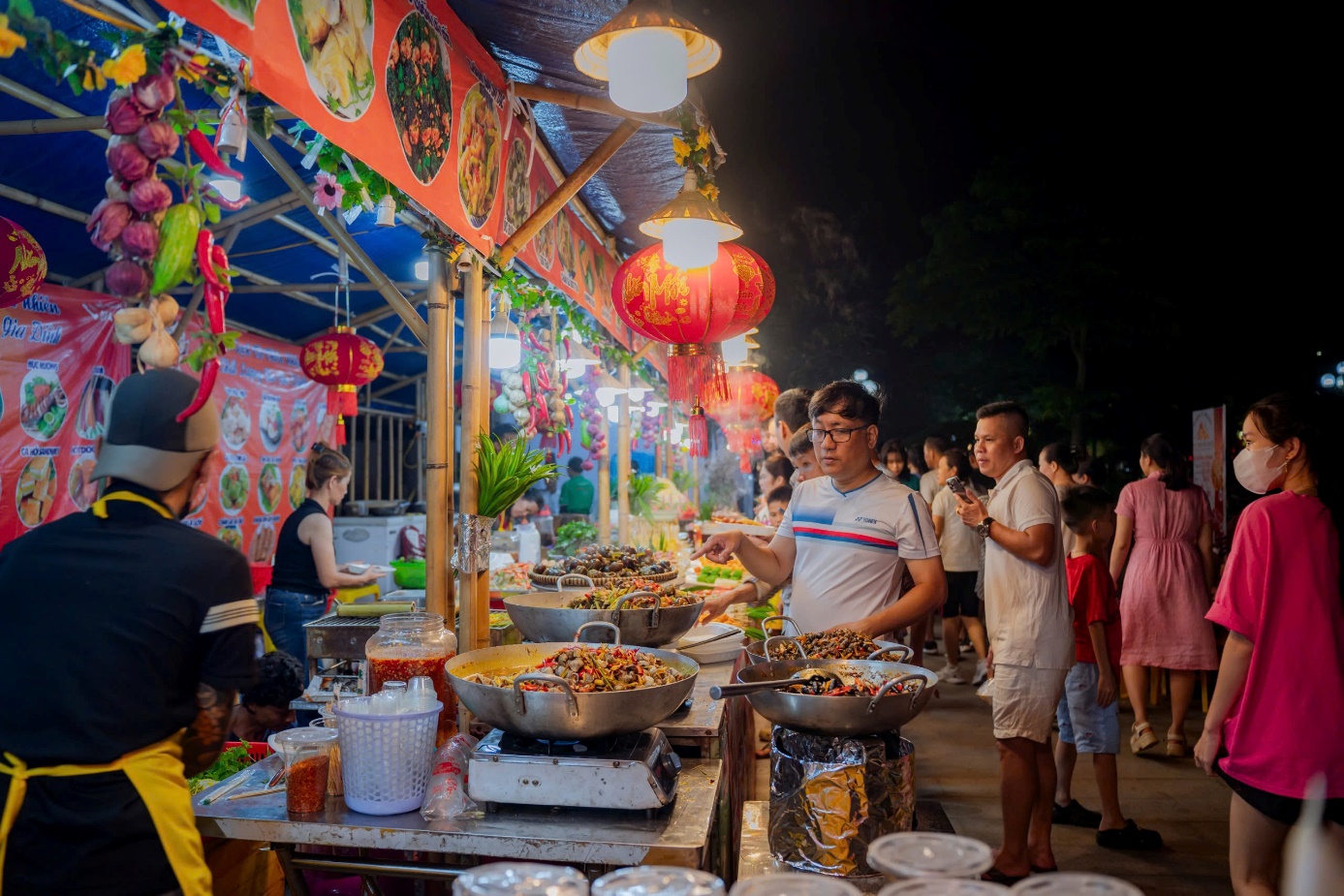 Gần 70 gian hàng ẩm thực các tỉnh, thành hội tụ bên bờ sông Hương - 9