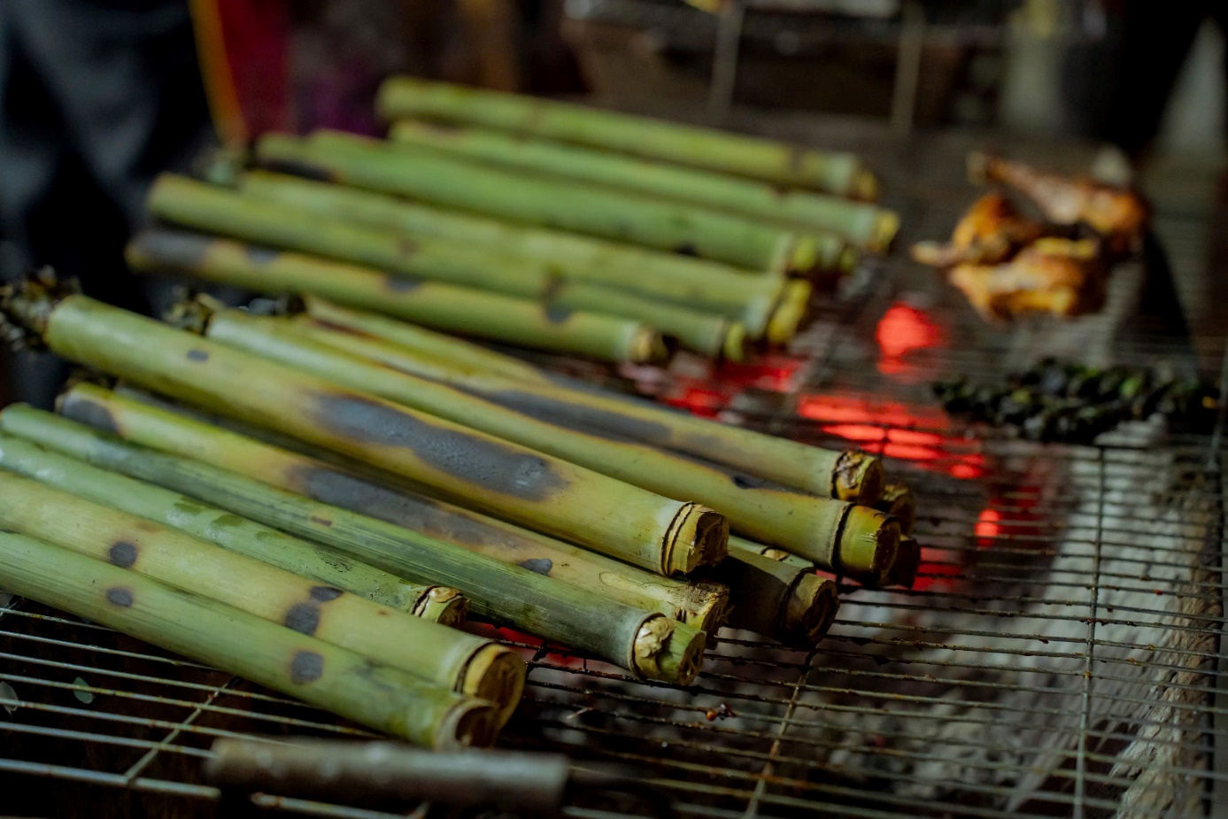 Gần 70 gian hàng ẩm thực các tỉnh, thành hội tụ bên bờ sông Hương - 16
