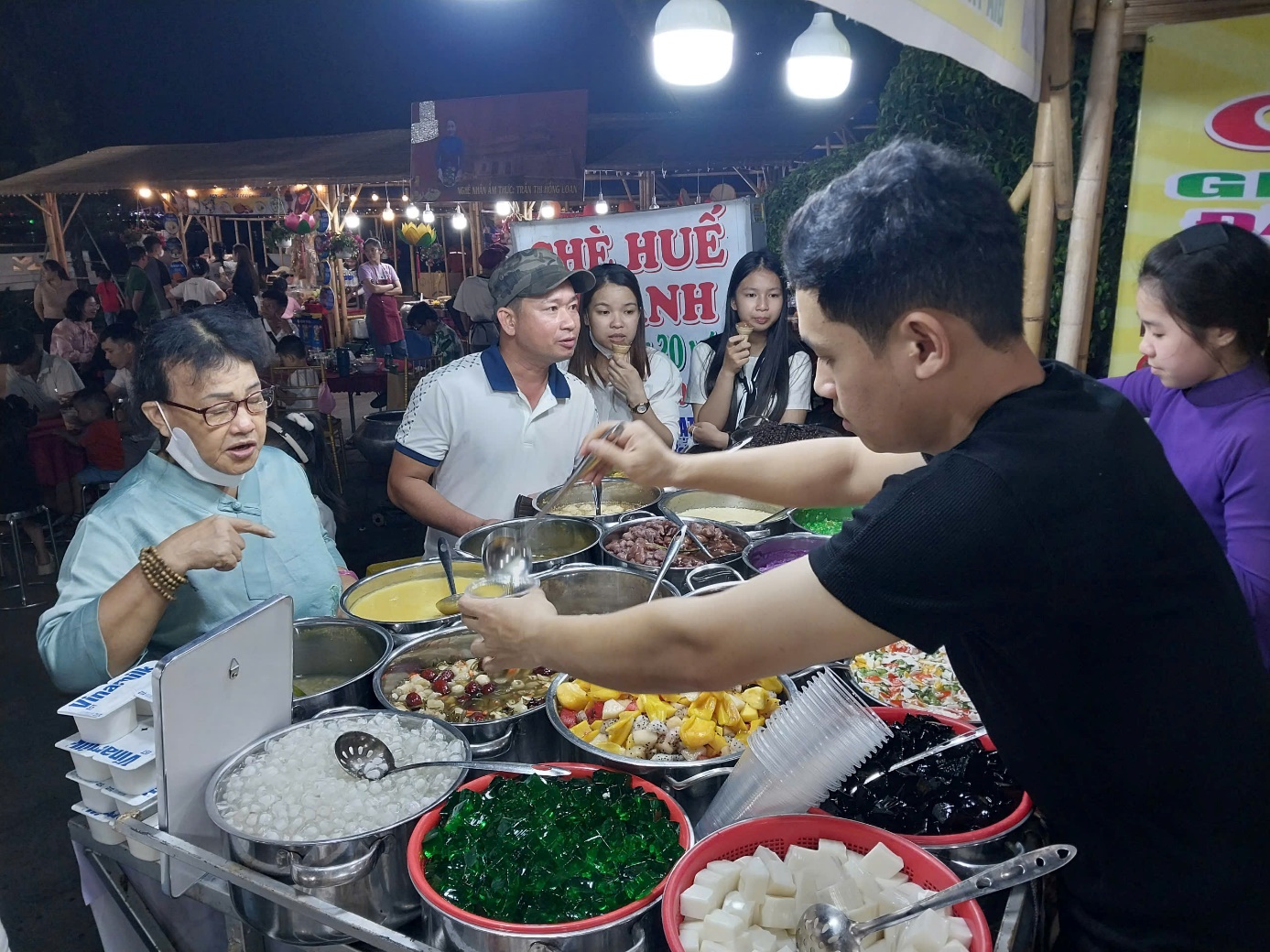Gần 70 gian hàng ẩm thực các tỉnh, thành hội tụ bên bờ sông Hương - 7