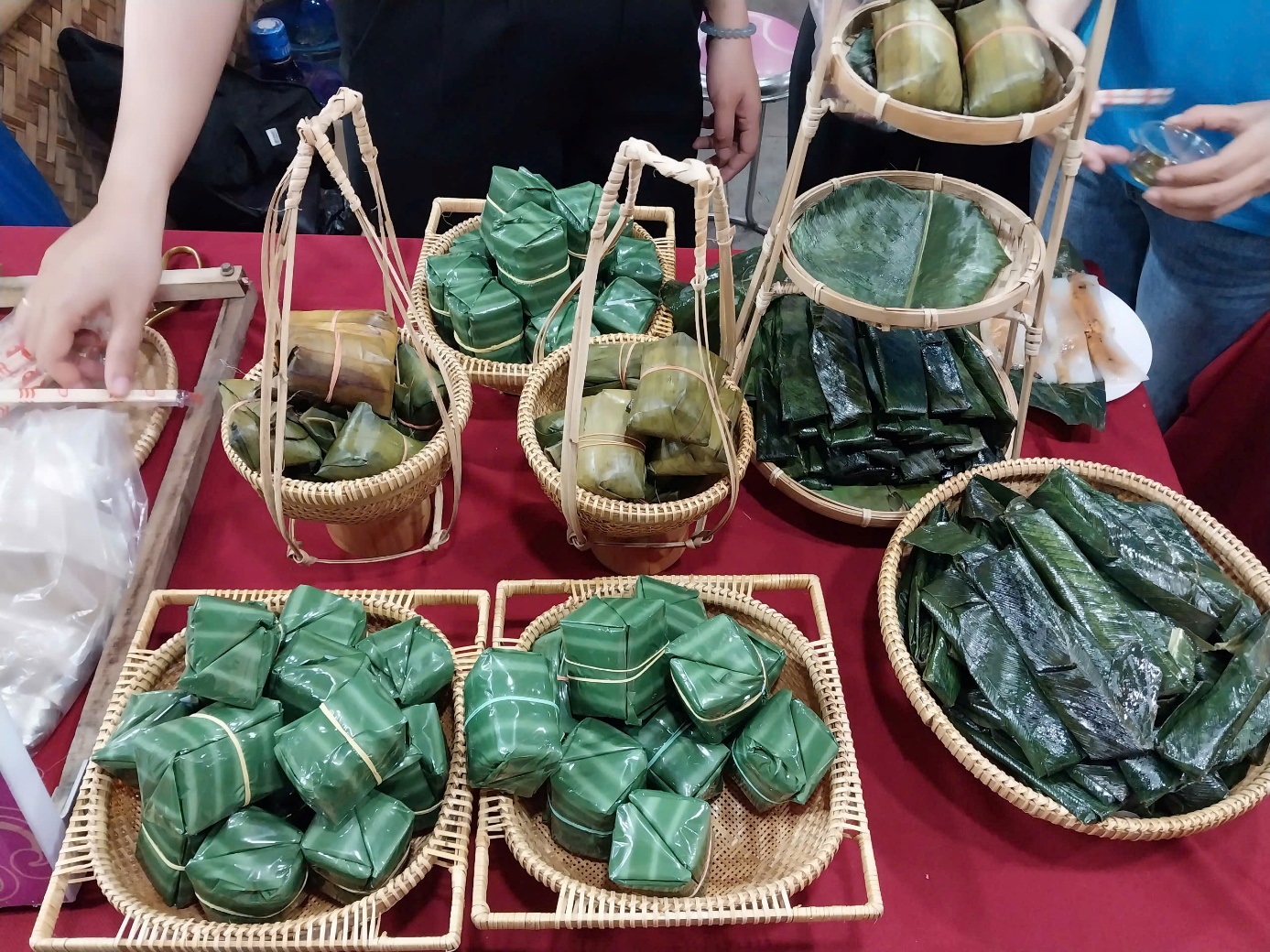 Gần 70 gian hàng ẩm thực các tỉnh, thành hội tụ bên bờ sông Hương - 14