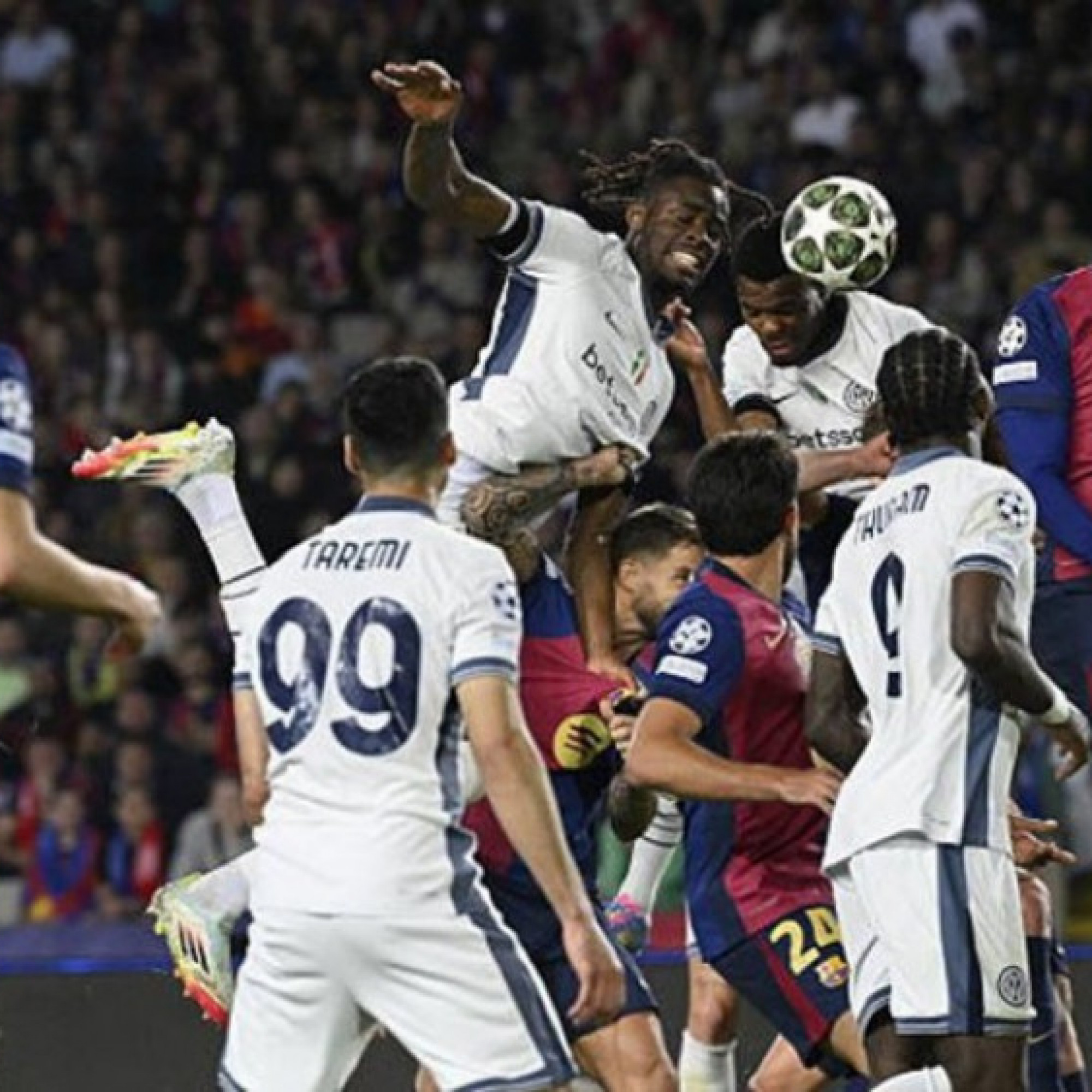  - Báo chí quốc tế trầm trồ với cơn "mưa bàn thắng" trận Barca - Inter
