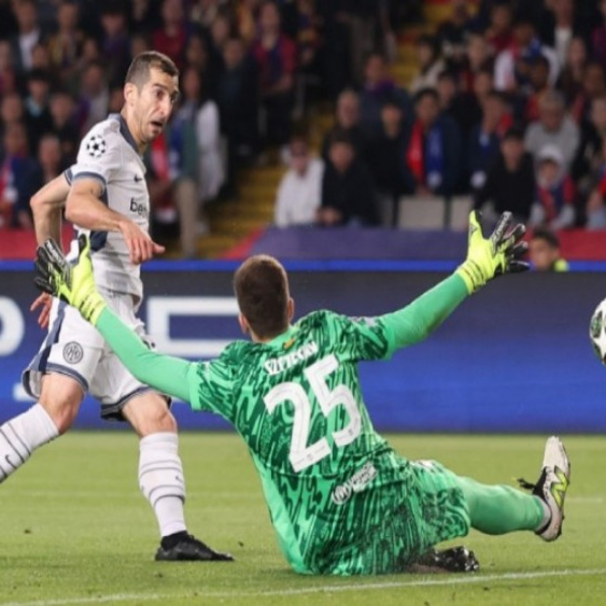  - Mkhitaryan việt vị với “khoảng cách centimet”, báo Italia tiếc Inter thắng hụt Barca