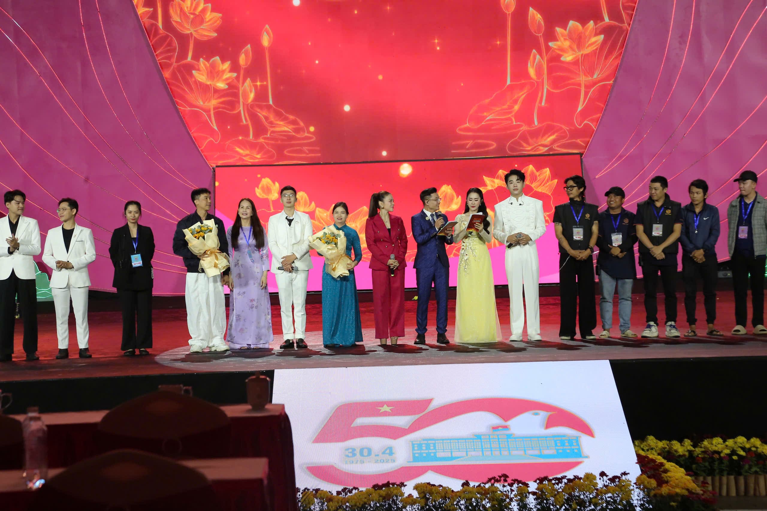10.000 khán giả hoà mình vào không gian âm nhạc đầy cảm xúc trong chương trình nghệ thuật "Non sông thống nhất" - 8