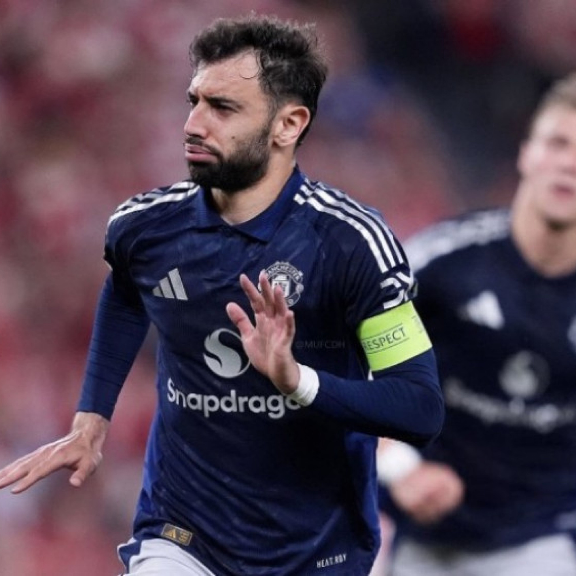  - Fernandes tỏa sáng giúp MU thắng, đi vào lịch sử Europa League (Clip tin nóng)