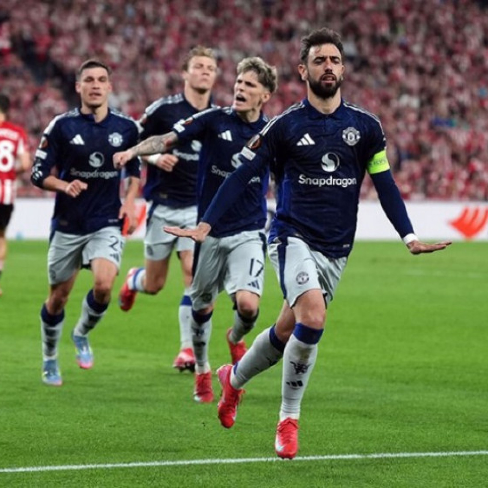  - MU đè bẹp Bilbao 3-0: Fernandes hay Casemiro xuất sắc nhất trận?