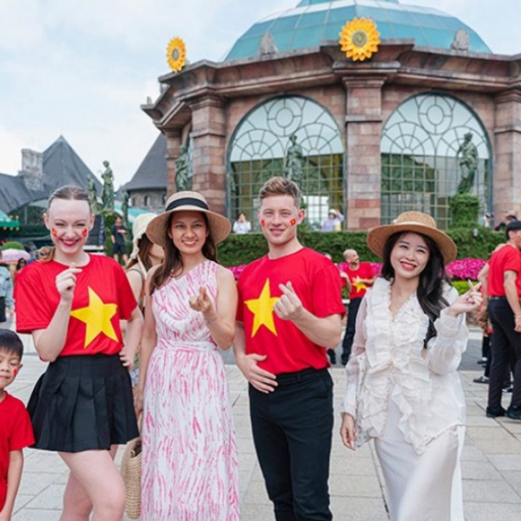  - Hàng ngàn khách diện áo cờ đỏ sao vàng check in Ba Na Hills dịp lễ 30/4