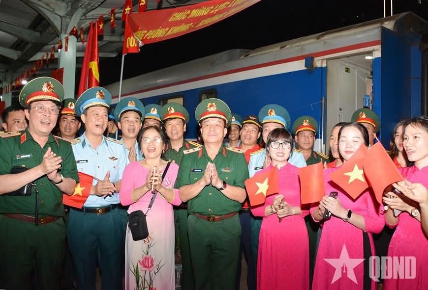 Đoàn tàu SE64 chở lực lượng diễu binh rời Biên Hòa, hành quân ra Hà Nội - 1