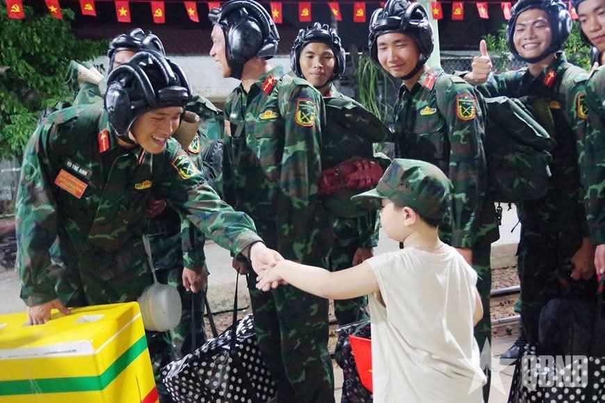 Đoàn tàu SE64 chở lực lượng diễu binh rời Biên Hòa, hành quân ra Hà Nội - 2