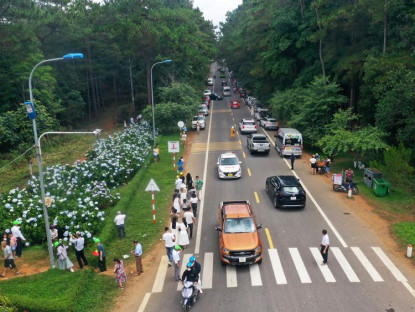  - Du khách ùn ùn đổ về về Măng Đen trong kỳ nghỉ lễ 30/4 và 1/5