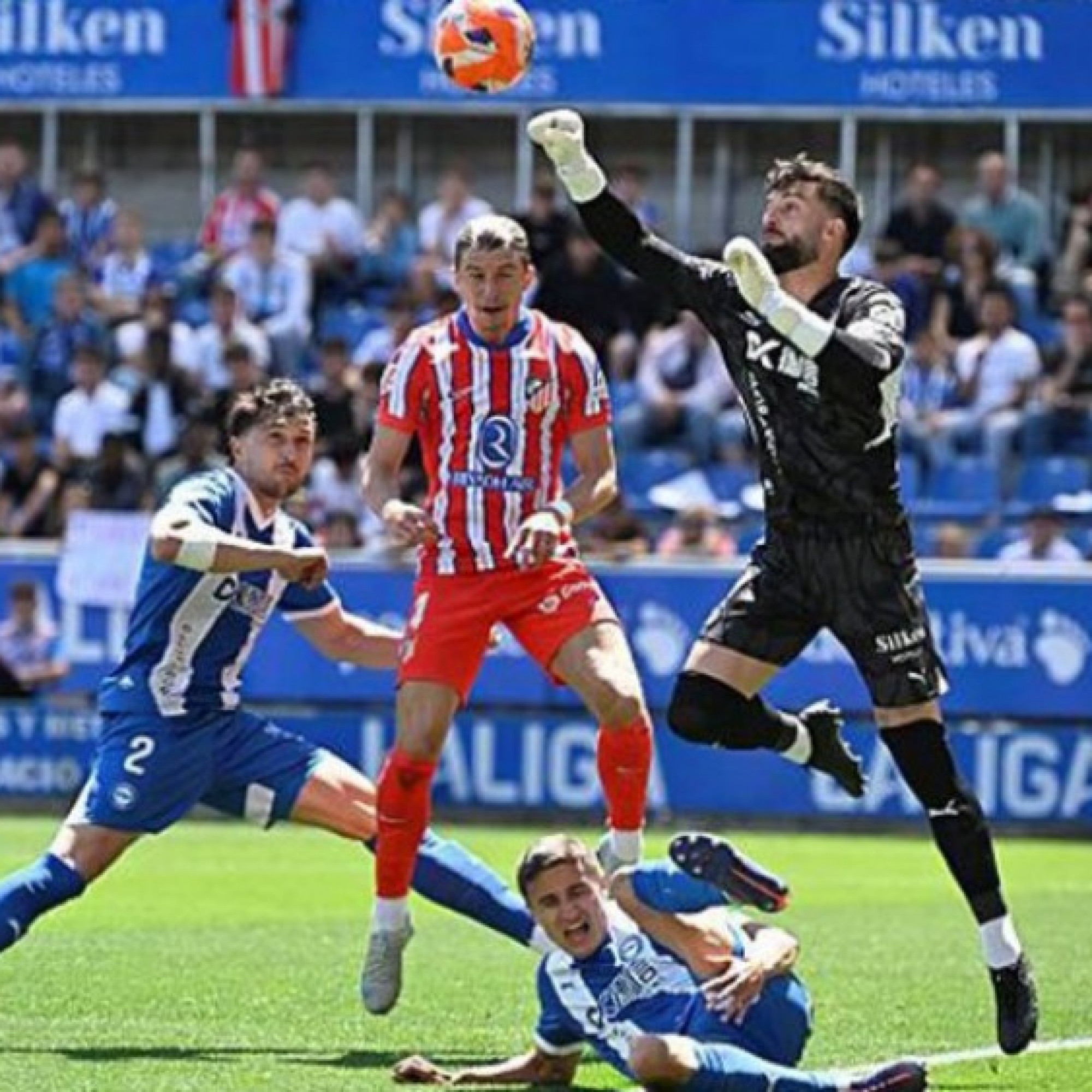  - Video bóng đá Alaves - Atletico Madrid: Xuất thần khoảnh khắc của "người nhện" (La Liga)