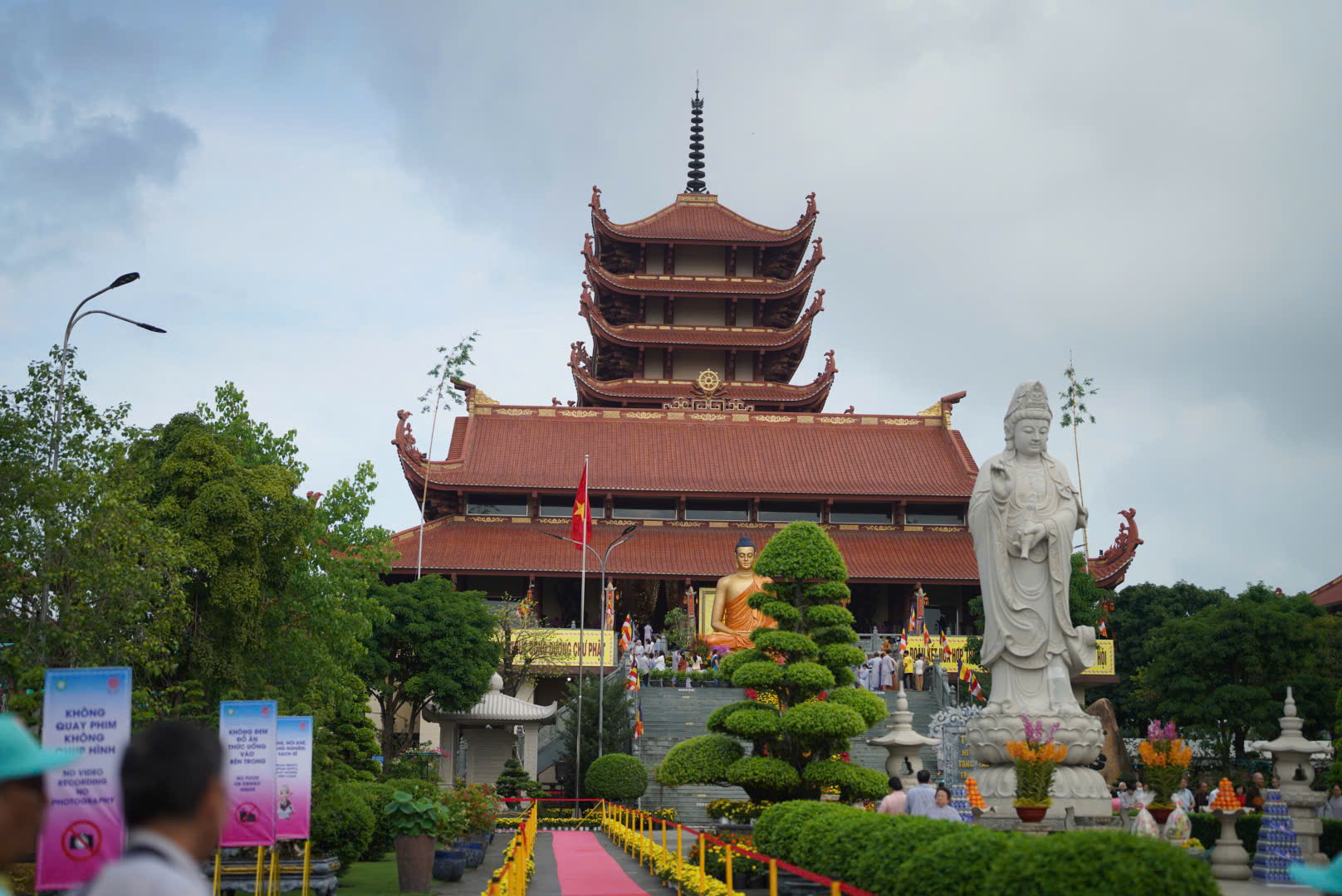 Sáng nay, đông đảo Phật tử đến chiêm bái xá lợi Phật - 8