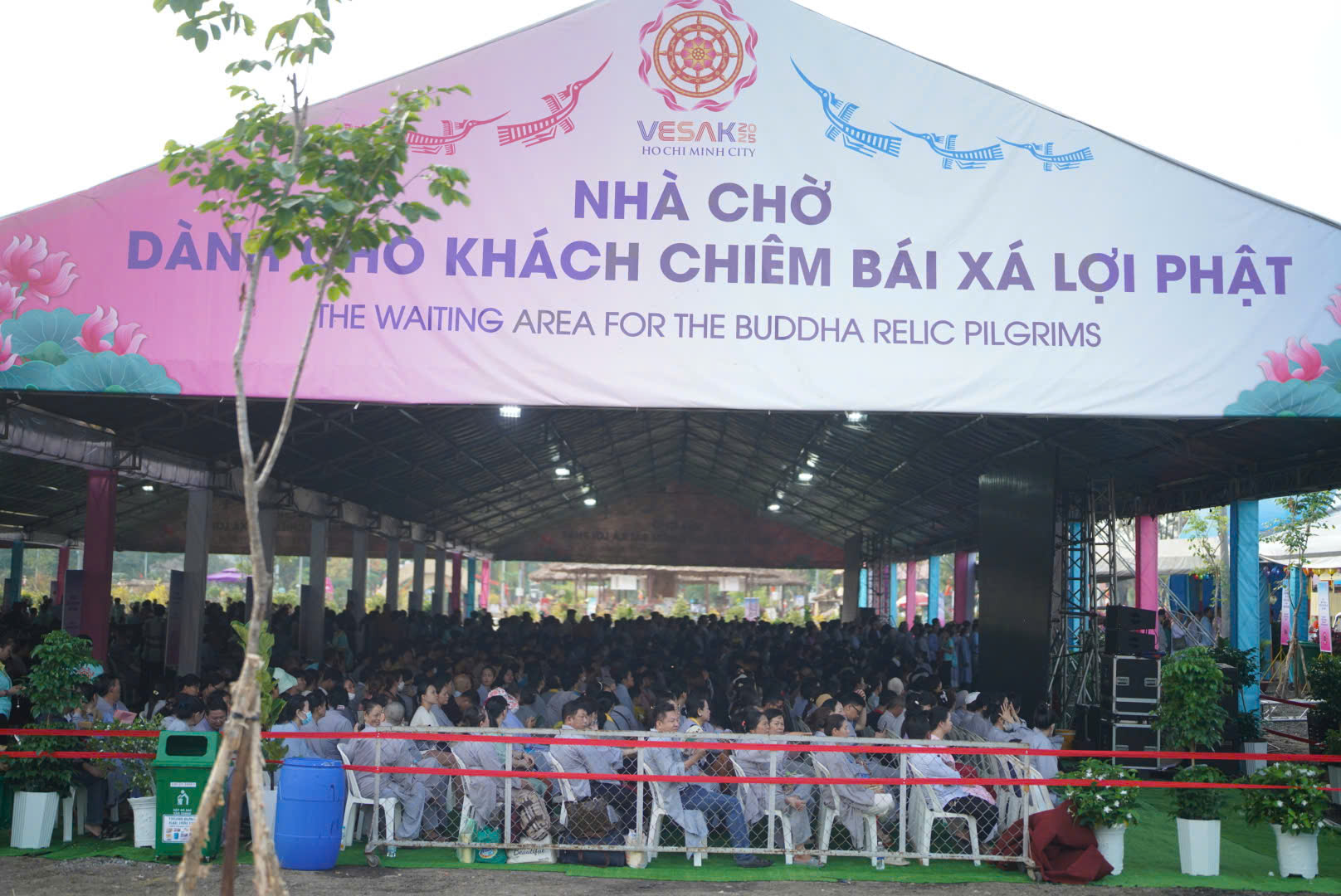Sáng nay, đông đảo Phật tử đến chiêm bái xá lợi Phật - 9
