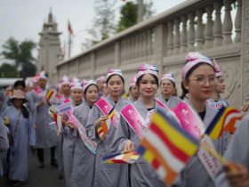  - Sáng nay, đông đảo Phật tử đến chiêm bái xá lợi Phật