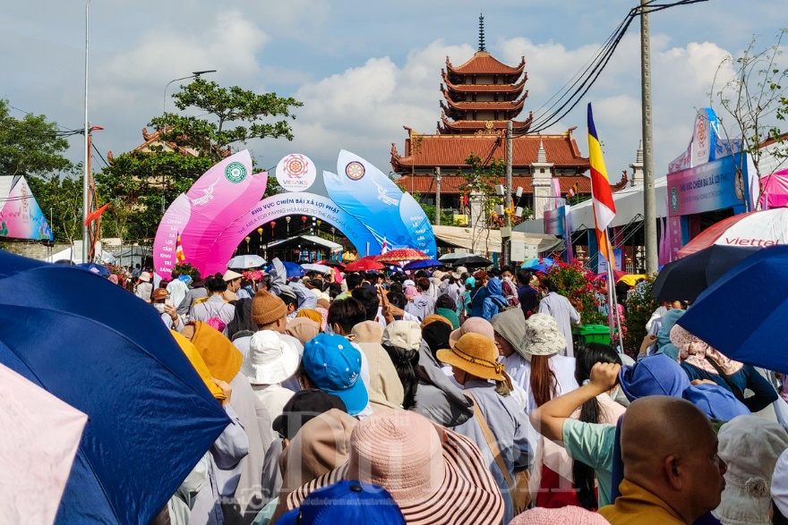 Biển người hành hương về chiêm bái Xá Lợi Phật trong ngày đầu tiên - 7