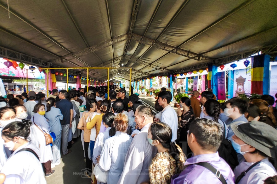 Biển người hành hương về chiêm bái Xá Lợi Phật trong ngày đầu tiên - 9