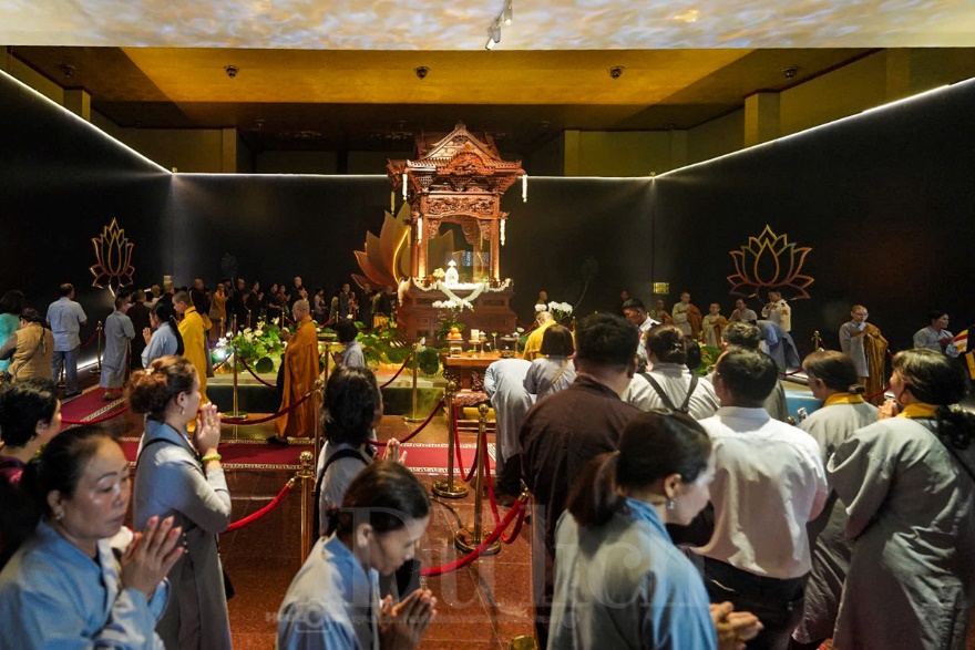 Biển người hành hương về chiêm bái Xá Lợi Phật trong ngày đầu tiên - 15