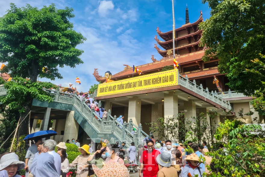 Biển người hành hương về chiêm bái Xá Lợi Phật trong ngày đầu tiên - 12