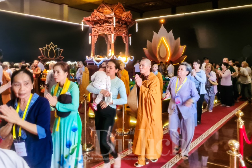 Biển người hành hương về chiêm bái Xá Lợi Phật trong ngày đầu tiên - 5