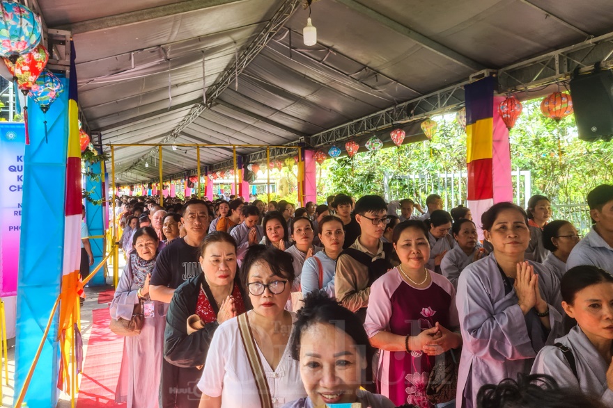 Biển người hành hương về chiêm bái Xá Lợi Phật trong ngày đầu tiên - 10