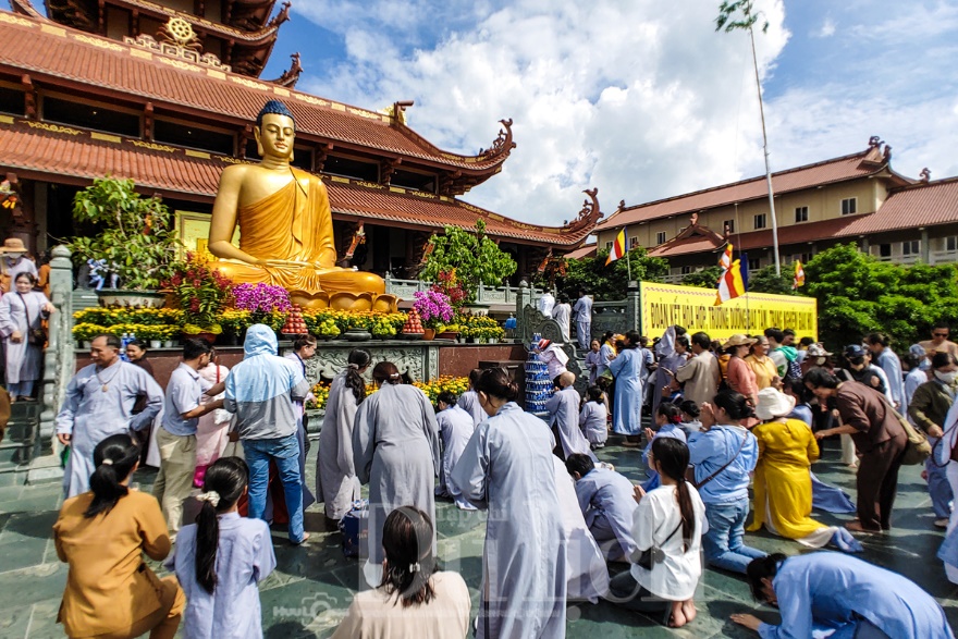Biển người hành hương về chiêm bái Xá Lợi Phật trong ngày đầu tiên - 13