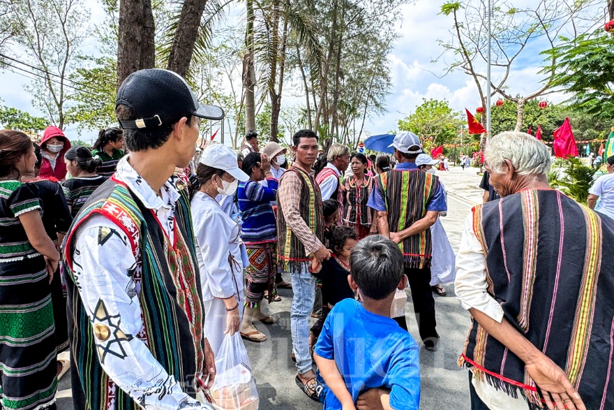 Biển người hành hương về chiêm bái Xá Lợi Phật trong ngày đầu tiên - 14