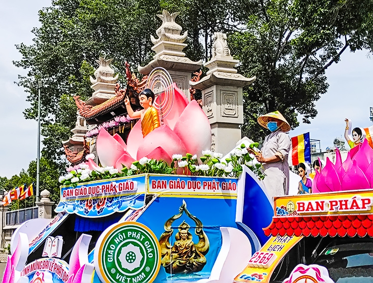 Rộn ràng kiệu hoa trang trí rực rỡ cung nghinh Đức Phật đản sanh