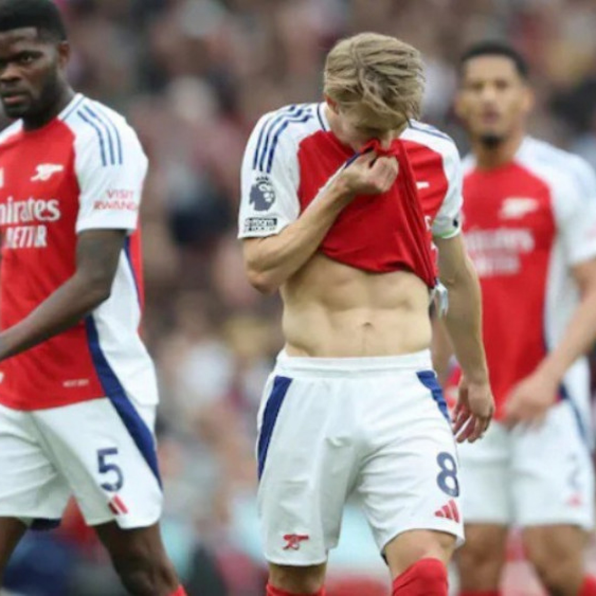  - Arsenal dễ văng top 5, run rẩy chờ đấu PSG: Yếu bóng bổng hay "yếu bóng vía"?