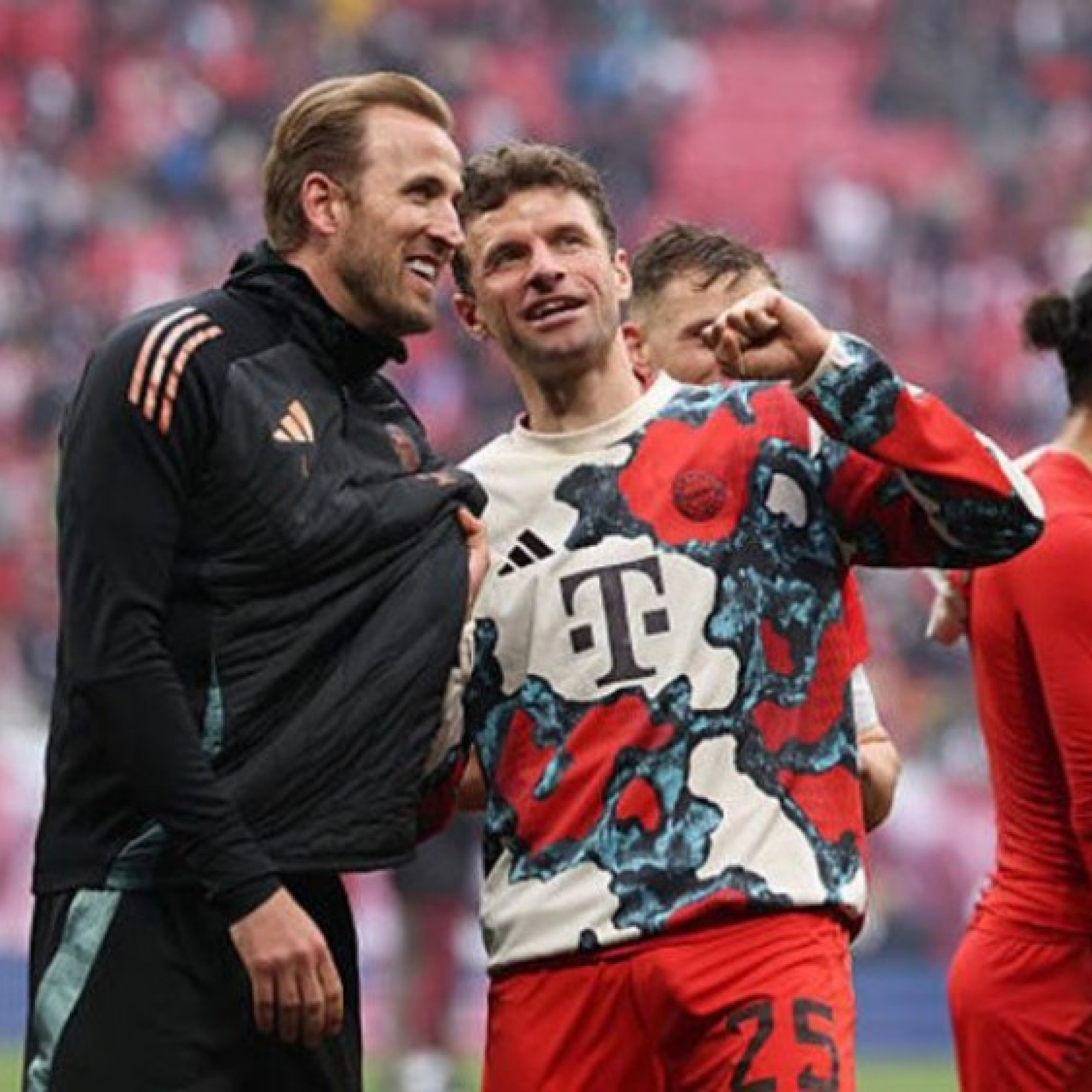  - Bi hài Kane ăn mừng hụt với Bayern dù được đặc cách, khi nào có thể nâng cúp Bundesliga?